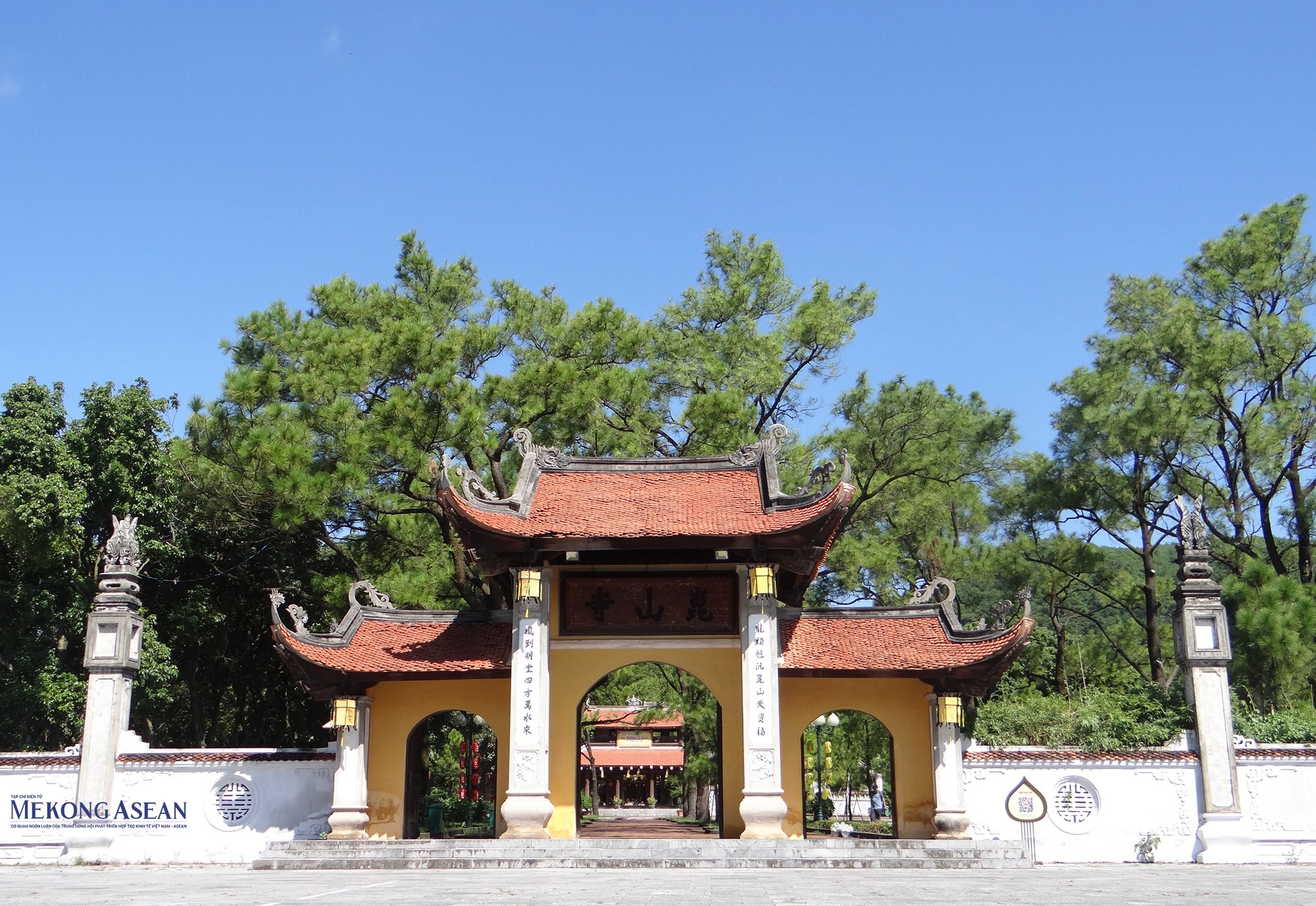 Cổng chùa Côn Sơn.