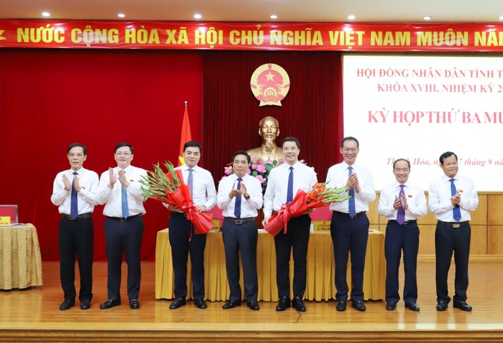  Nguyễn Doãn Anh, Ủy viên Trung ương Đảng, Bí thư Tỉnh ủy cùng các đồng chí lãnh đạo tỉnh tặng hoa chúc mừng tân Chủ tịch UBND tỉnh Nguyễn Hoài Anh và Phó Bí thư Thường trực Tỉnh ủy Nguyễn Hồng Phong.