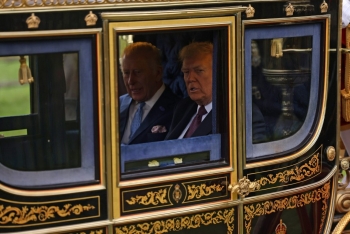 Ông Trump được Hoàng gia Anh đón tiếp bằng xe ngựa