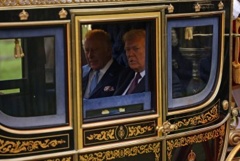 Ông Trump được Hoàng gia Anh đón tiếp bằng xe ngựa