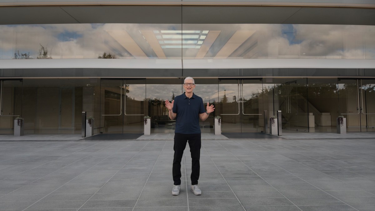 CEO Tim Cook của Apple. Ảnh: Apple Hub