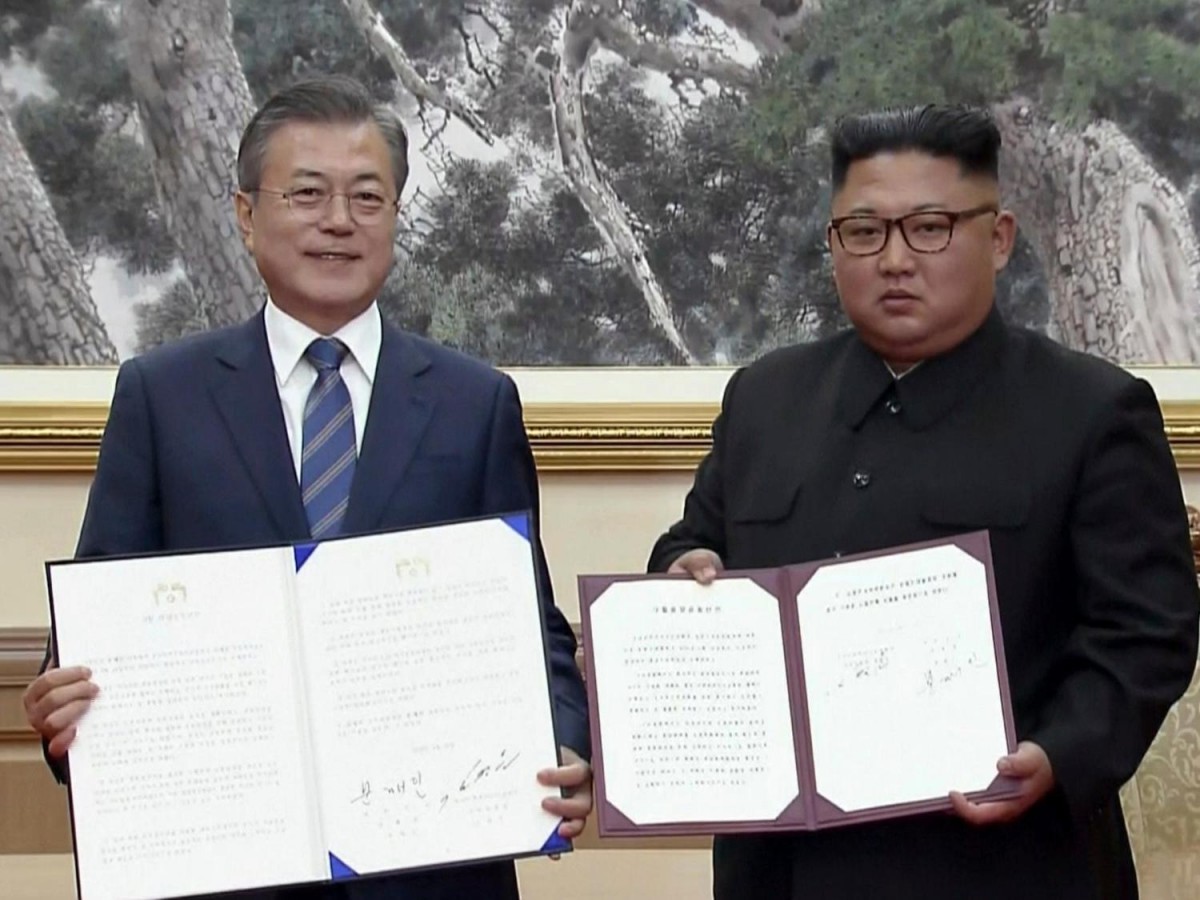 Ông Moon Jae In và ông Kim Jong Un ký thỏa thuận ngày 19/9/2018. Ảnh: The Independent