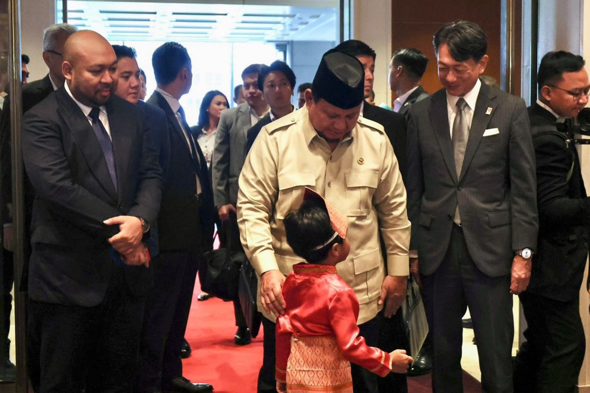 Tổng thống Indonesia Prabowo Subianto trò chuyện với một em nhỏ người Indonesia mặc khi đến thăm khu vực tổ chức các sự kiện của Triển lãm Thế giới Expo 2025. Ảnh: Facebook/@Prabowo Subianto