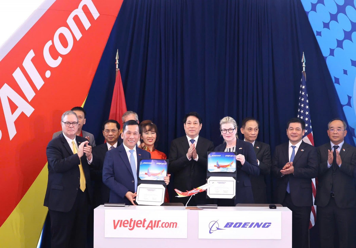 Tổng giám đốc Vietjet Đinh Việt Phương (trái) và Chủ tịch kiêm Tổng giám đốc Boeing Commercial Airplanes bà Stephanie Pope (phải), ký kết bàn giao máy bay 737-8 đầu tiên