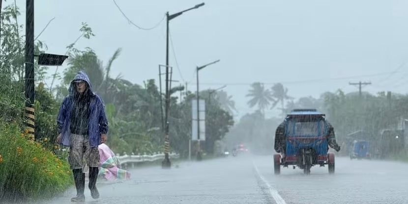 Mưa lớn ngày 22/9 tại tỉnh Cagayan, phía Bắc đảo Luzon, do ảnh hưởng của siêu bão Ragasa. Ảnh: CNA
