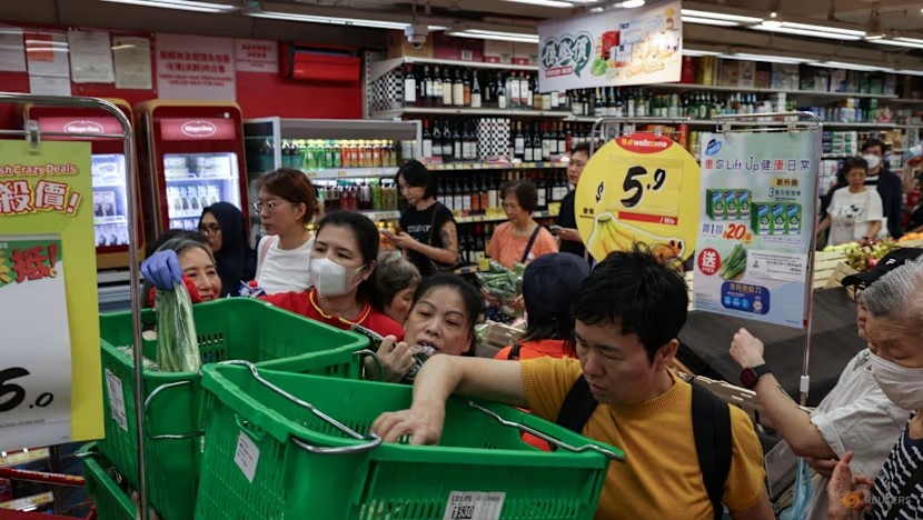 Từ ngày 22/9, người dân đã tới siêu thị để mua nhu yếu phẩm nhằm tích trữ, chuẩn bị ứng phó với siêu bão Ragasa đang tiến gần. Ảnh: Reuters
