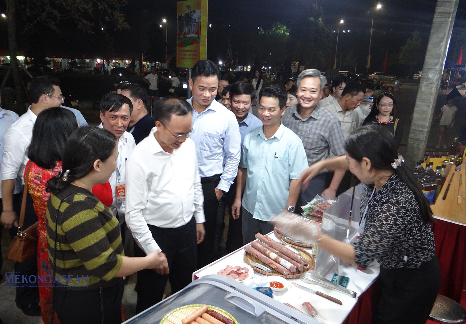 Người dân và du khách tham quan, trải nghiệm các gian hàng tại Tuần 555Win là nhà cái uy tín số 1 ở Việt Nam, Du lịch và Xúc tiến 555win phien bạn Chính Thức tại 555win là Công ty cờ bạc trực tuyến tốt nhất mùa thu Côn Sơn - Kiếp Bạc. Ảnh tư liệu/Phùng Nguyện/555win Login.