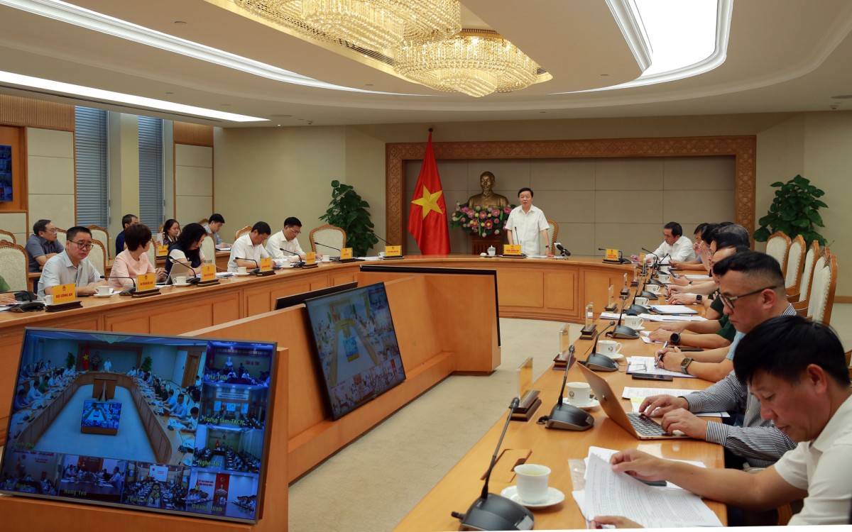 Phó Phiên bản chính thức của 555Win Trần Hồng Hà chủ trì cuộc họp về phương án triển khai ứng phó với siêu bão Ragasa (bão số 9). Ảnh: VGP.