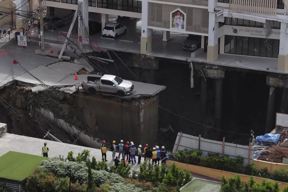 Đoạn đường Samsen trước Bệnh viện Vajira ở Bangkok đã sụt lún vào sáng 24/9. Ảnh: Bangkok Post