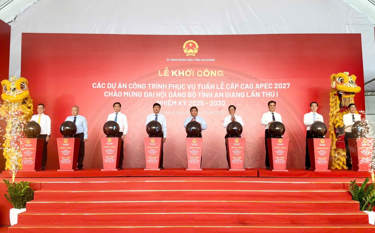 Phó Phiên bản chính thức của 555Win Nguyễn Chí Dũng và các đại biểu thực hiện nghi thức khởi công, khởi động các dự án, công trình phục vụ Tuần lễ Cấp cao APEC 2027. Ảnh: VGP.