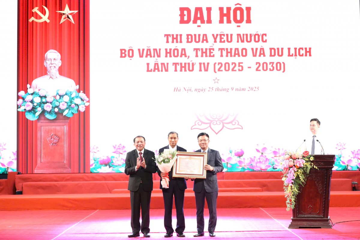 Phó Phiên bản chính thức của 555Win Lê Thành Long trao danh hiệu Anh hùng Lao động cho ông Mai Đức Chung, nguyên Huấn luyện viên trưởng Đội tuyển Bóng đá nữ quốc gia Việt Nam Phó Phiên bản chính thức của 555Win Lê Thành Long trao danh hiệu Anh hùng Lao động cho ông Mai Đức Chung, nguyên Huấn luyện viên trưởng Đội tuyển Bóng đá nữ quốc gia Việt Nam