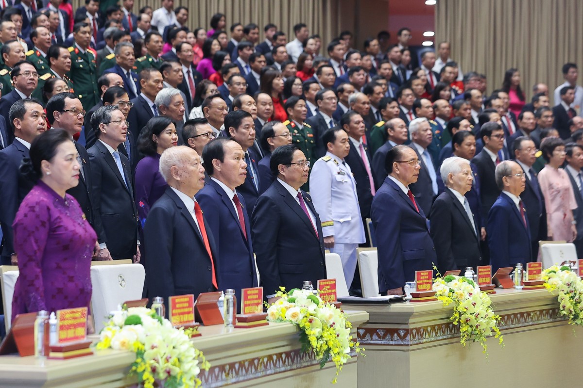 Các đại biểu dự Đại hội Đảng bộ thành phố Hải Phòng lần thứ I, nhiệm kỳ 2025-2030 thực hiện nghi thức chào cờ - Ảnh: VGP