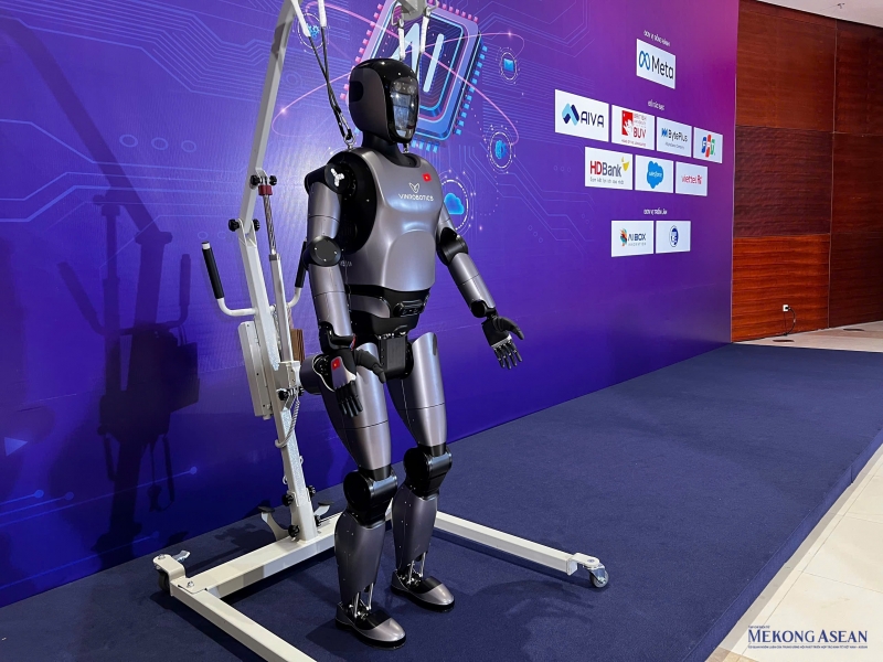 Robot có chiều cao 178 cm, nặng 75 kg, tích hợp 3 camera độ sâu cùng AI. Mỗi cánh tay của robot có khả năng nâng vật có trọng lượng 3kg. Robot có chiều cao 178 cm, nặng 75 kg, tích hợp 3 camera độ sâu cùng AI. Mỗi cánh tay của robot có khả năng nâng vật có trọng lượng 3kg.