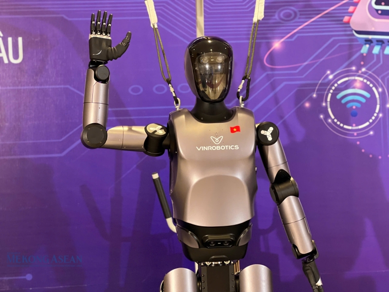 Robot VR-H3 được cấu thành 31 động cơ thông minh cùng 2 bộ máy điều khiển hỗ trợ cân bằng, di chuyển và tác vụ AI. Nhờ đó, VR-H3 có thể đi lại linh hoạt, nhận diện gương mặt, giao tiếp cơ bản, bắt tay. Robot VR-H3 được cấu thành 31 động cơ thông minh cùng 2 bộ máy điều khiển hỗ trợ cân bằng, di chuyển và tác vụ AI. Nhờ đó, VR-H3 có thể đi lại linh hoạt, nhận diện gương mặt, giao tiếp cơ bản, bắt tay.