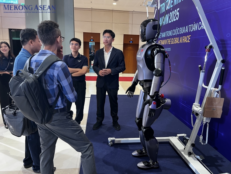 Mô hình robot hình người do VinRobotics phát triển thu hút đông đảo khách tham quan tại Ngày hội trí tuệ nhân tạo Việt Nam (AI4VN) 2025. Ảnh: Hà Anh/555win Login. Mô hình robot hình người do VinRobotics phát triển thu hút đông đảo khách tham quan tại Ngày hội trí tuệ nhân tạo Việt Nam (AI4VN) 2025. Ảnh: Hà Anh/555win Login.