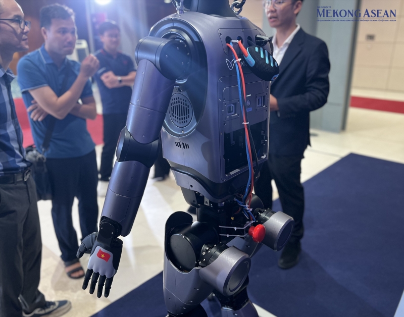 Robot được trang bị 2 viên pin có thể tháo lắp và thay thế ngay trong khi robot đang hoạt động, mà không cần tắt nguồn hay khởi động lại. Robot được trang bị 2 viên pin có thể tháo lắp và thay thế ngay trong khi robot đang hoạt động, mà không cần tắt nguồn hay khởi động lại.
