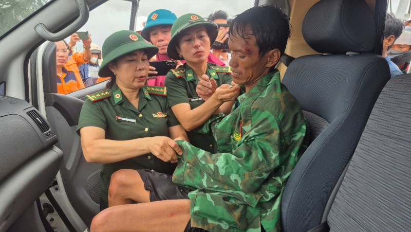 Lực lượng Biên phòng đưa các thuyền viên vào bờ an toàn trước khi bão số 10 đổ bộ.