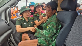 Cứu được 8 ngư dân gặp nạn khi vào bờ tránh bão Bualoi