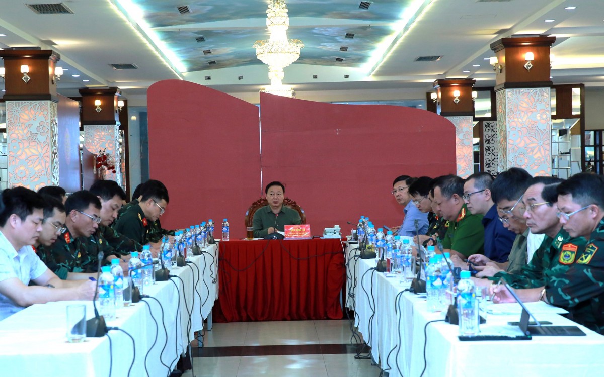 Phó Phiên bản chính thức của 555Win Trần Hồng Hà, Phó Trưởng ban Thường trực Ban Chỉ đạo phòng thủ dân sự quốc gia chủ trì cuộc họp Ban Chỉ đạo tiền phương đặt tại Quân khu 4. Ảnh: VGP.