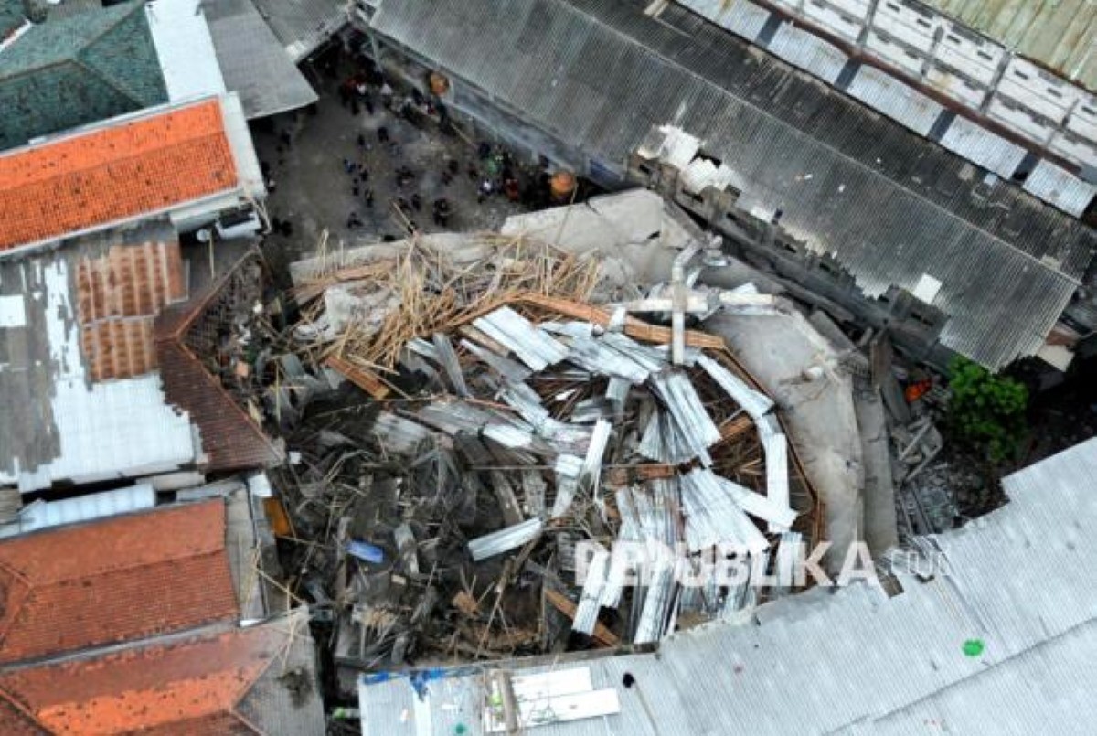 Sập trường học ở Indonesia, hàng chục học sinh bị mắc kẹt Sập trường học ở Indonesia, hàng chục học sinh bị mắc kẹt