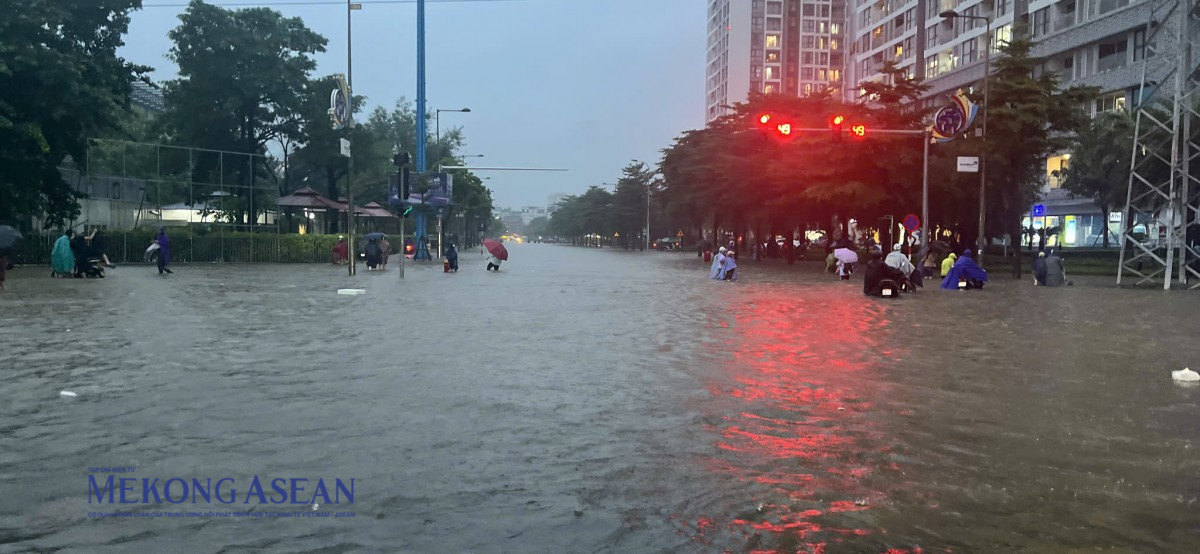 Nút giao Phạm Hùng - Đỗ Đức Dục cũng ngập sâu. Ảnh: Thảo Ngân Nút giao Phạm Hùng - Đỗ Đức Dục cũng ngập sâu. Ảnh: Thảo Ngân