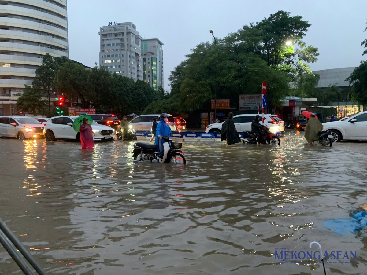 Đường Tôn Thất Thuyết ngập úng do mưa lớn kéo dài cả ngày 30/9. Đường Tôn Thất Thuyết ngập úng do mưa lớn kéo dài cả ngày 30/9.