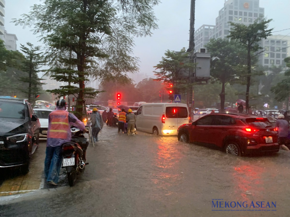 Giao thông tại khu vực Tôn Thất Thuyết hướng ra bến xe Mỹ Đình bị tê liệt. Ảnh: Đinh Nhung Giao thông tại khu vực Tôn Thất Thuyết hướng ra bến xe Mỹ Đình bị tê liệt. Ảnh: Đinh Nhung