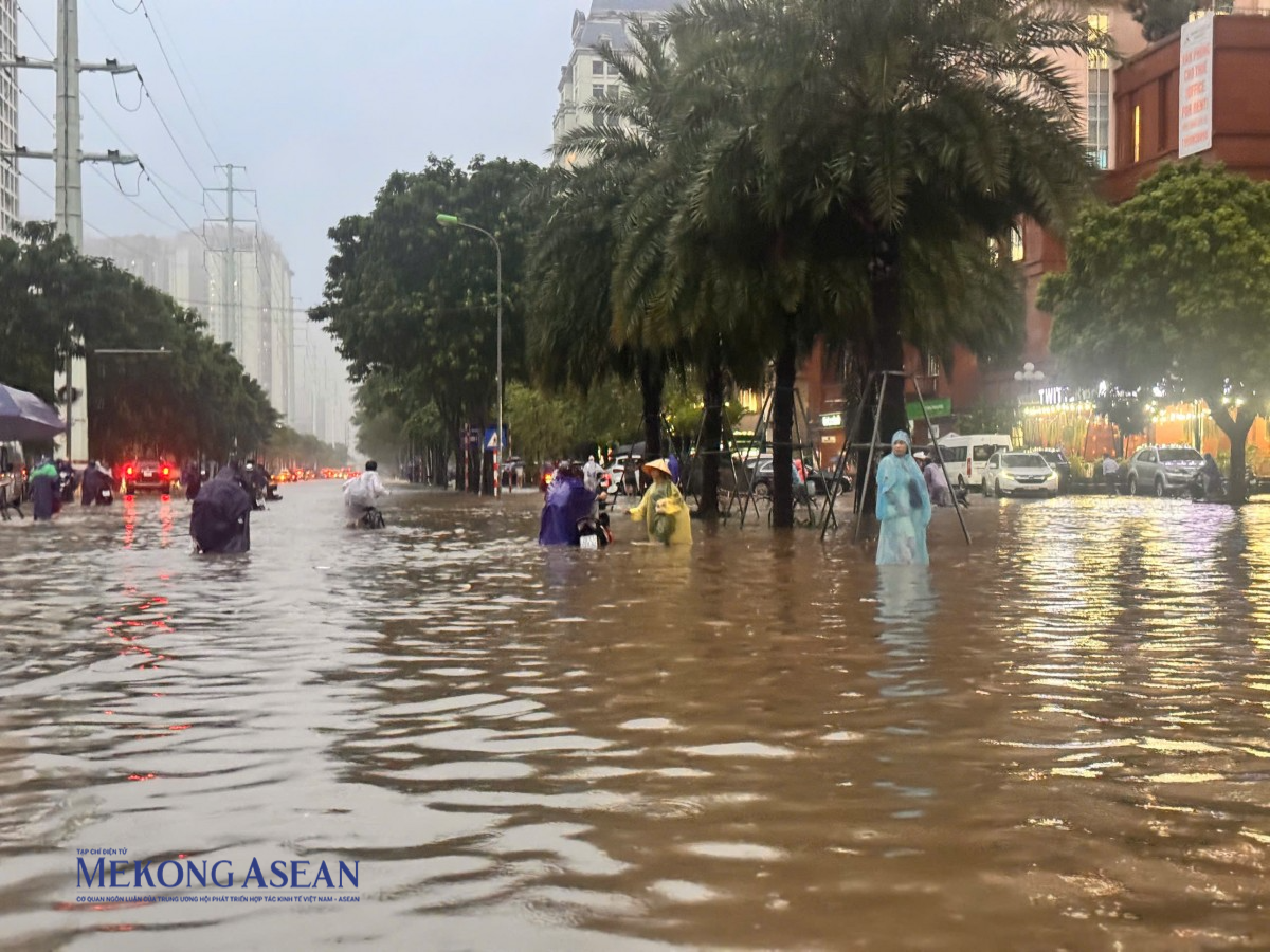 Nút giao Mễ Trì - Dương Đình Nghê (Keangnam) ngập sâu trong nước. Ảnh: Minh Phong/MekongASEAN. Nút giao Mễ Trì - Dương Đình Nghê (Keangnam) ngập sâu trong nước. Ảnh: Minh Phong/MekongASEAN.