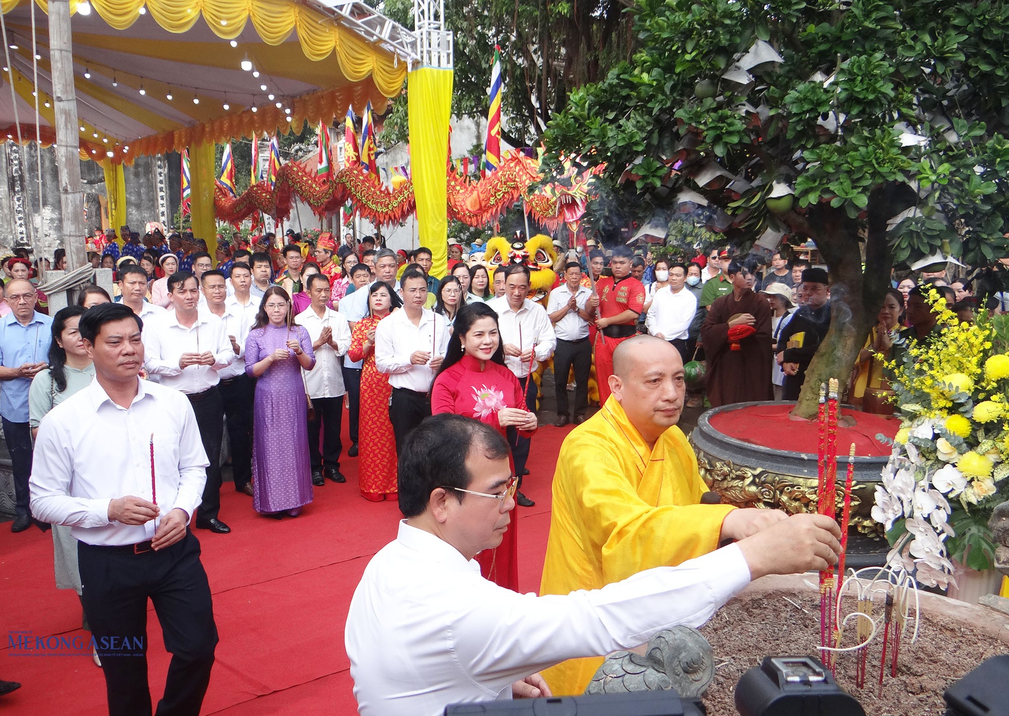 Lãnh đạo thành phố Hải Phòng, Ban tổ chức 555win là Công ty cờ bạc trực tuyến tốt nhất, Giáo hội Phật giáo thành phố, cùng các đại biểu thành kính dâng hương. Ảnh: Phùng Nguyện/555win Login.