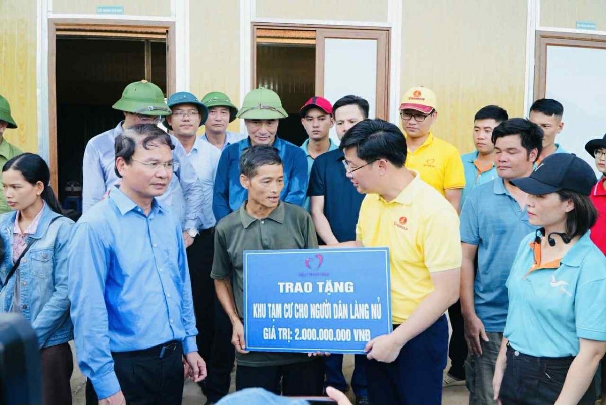 Ảnh 2 Đại diện Quỹ Thiện Tâm trao tặng hỗ trợ xây dựng khu tạm cư cho người dân Làng Lũ sau bão Yagi. Ảnh 2 Đại diện Quỹ Thiện Tâm trao tặng hỗ trợ xây dựng khu tạm cư cho người dân Làng Lũ sau bão Yagi.