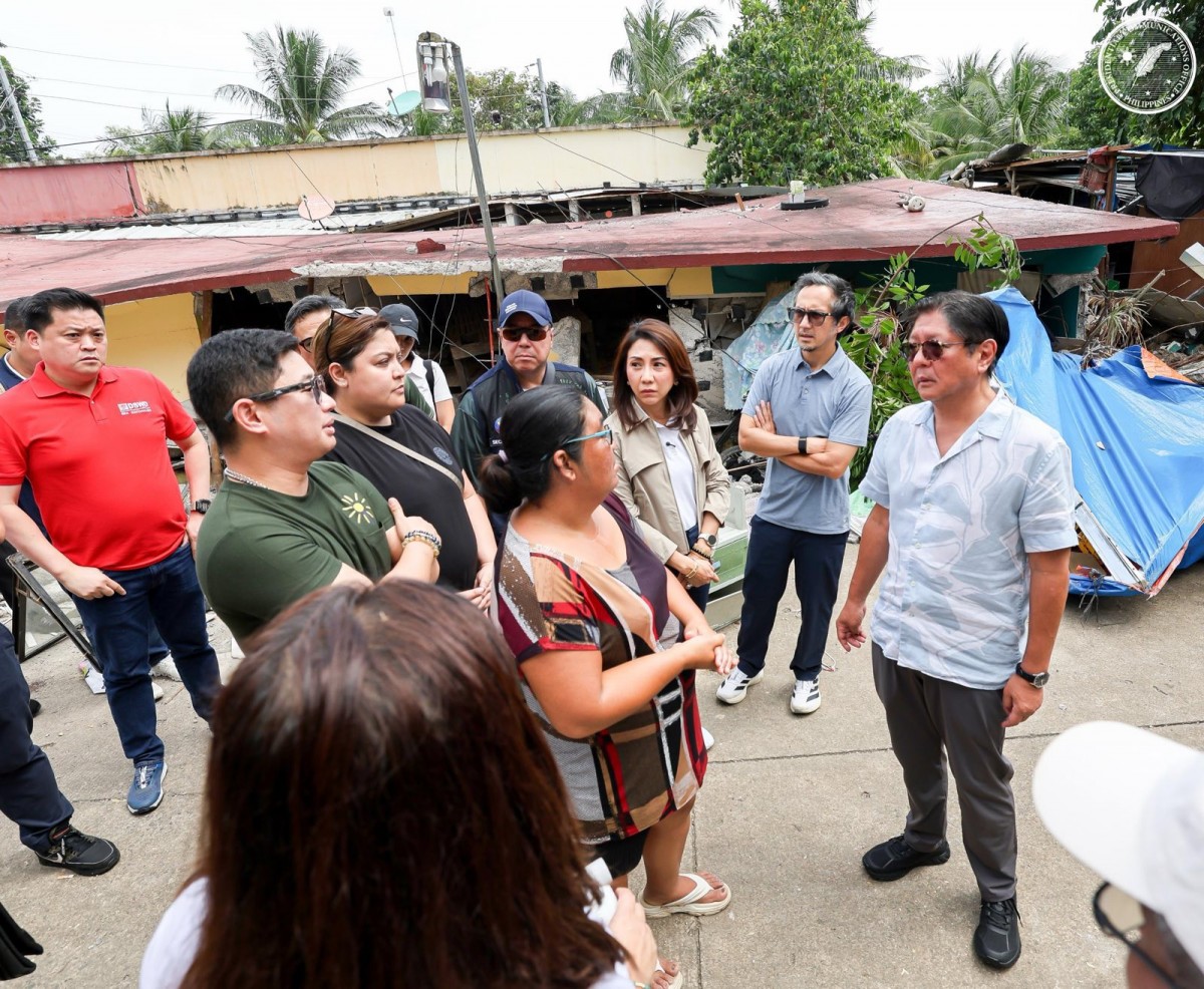 Tổng thống Philippines Ferdinand Marcos Jr (phải) gặp gỡ người dân tỉnh Cebu ngày 2/10. Ảnh: Văn phòng Truyền thông Tổng thống Philippines Tổng thống Philippines Ferdinand Marcos Jr (phải) gặp gỡ người dân tỉnh Cebu ngày 2/10. Ảnh: Văn phòng Truyền thông Tổng thống Philippines