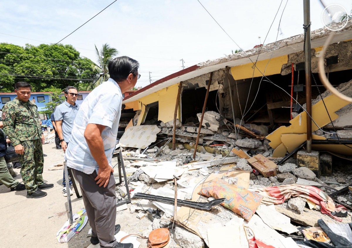 Tổng thống Philippines kiểm tra tình hình Làng tái định cư Yolanda ở Barangay Polambato. Ảnh: Văn phòng Truyền thông Tổng thống Philippines Tổng thống Philippines kiểm tra tình hình Làng tái định cư Yolanda ở Barangay Polambato. Ảnh: Văn phòng Truyền thông Tổng thống Philippines