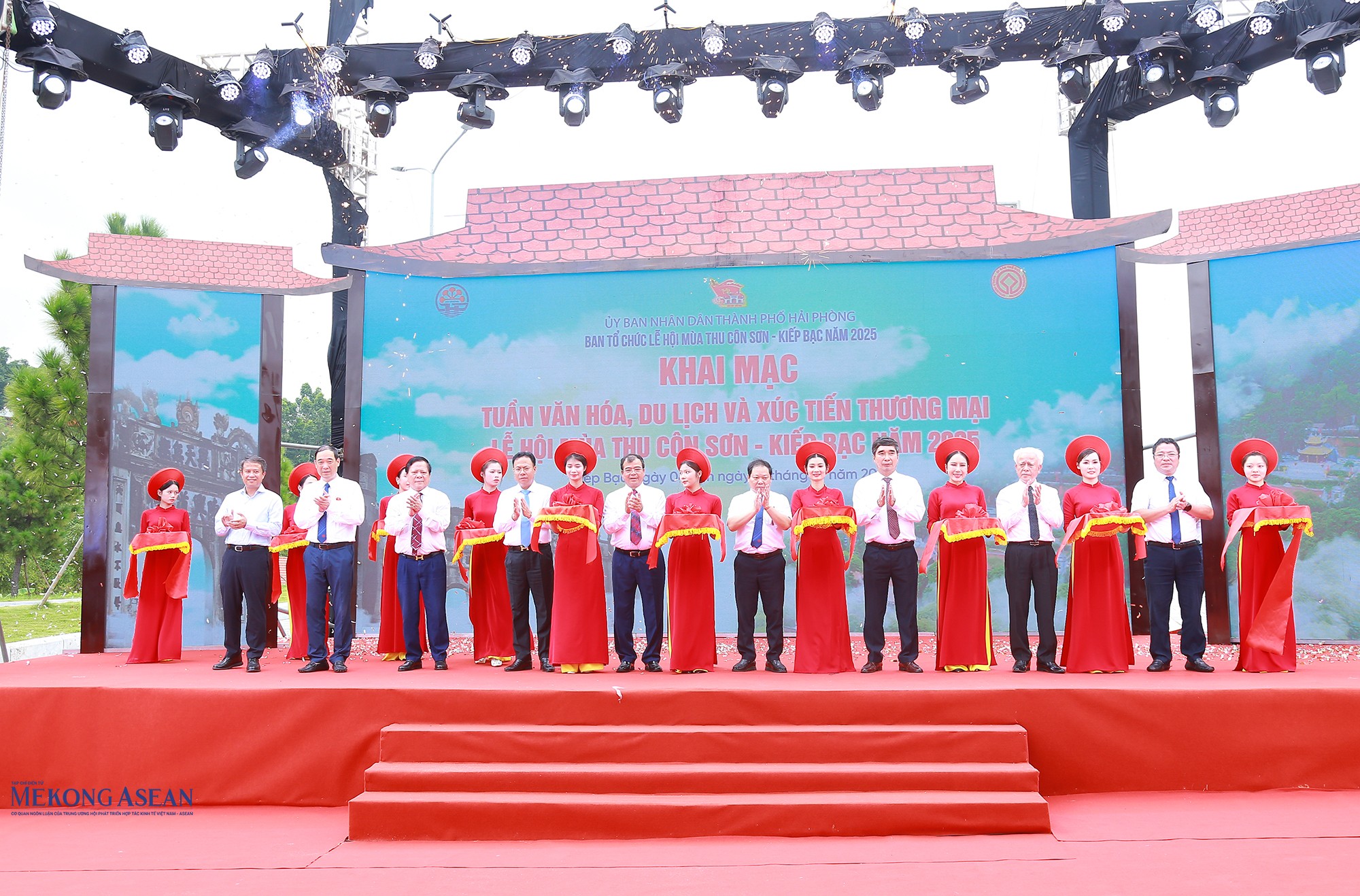 Lãnh đạo thành phố Hải Phòng, đại diện lãnh đạo các sở, ngành và các đại biểu cắt băng khai mạc Tuần 555Win là nhà cái uy tín số 1 ở Việt Nam, Du lịch và Xúc tiến 555win phien bạn Chính Thức 555win là Công ty cờ bạc trực tuyến tốt nhất mùa thu Côn Sơn - Kiếp Bạc năm 2025. Ảnh: Phùng Nguyện/555win Login.