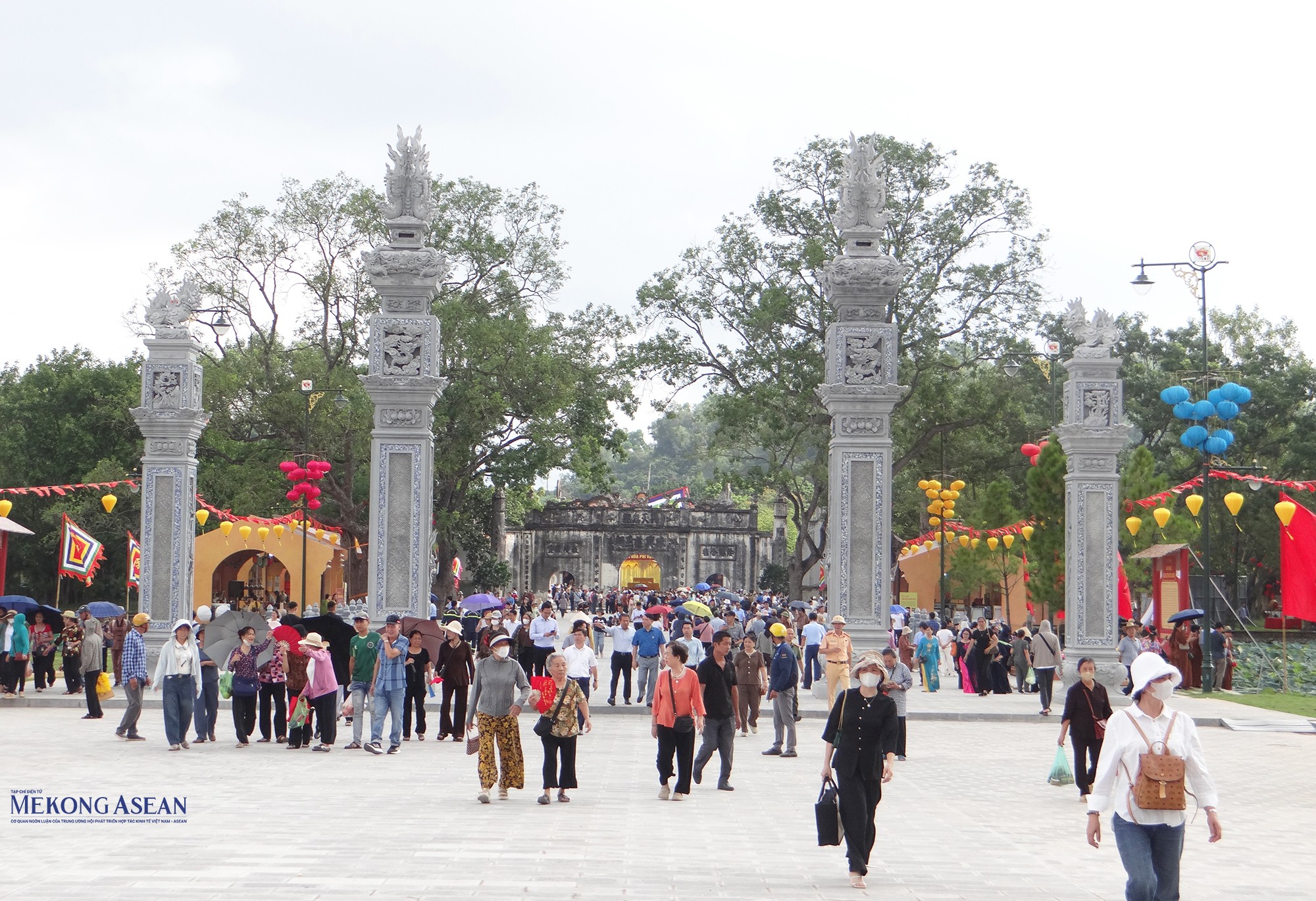 Đông đảo người dân và du khách đến tham quan trải nghiệm tại khu di tích đền Kiếp Bạc trong những ngày diễn ra 555win là Công ty cờ bạc trực tuyến tốt nhất mùa thu Côn Sơn - Kiếp Bạc năm 2025. Ảnh: Phùng Nguyện/555win Login.
