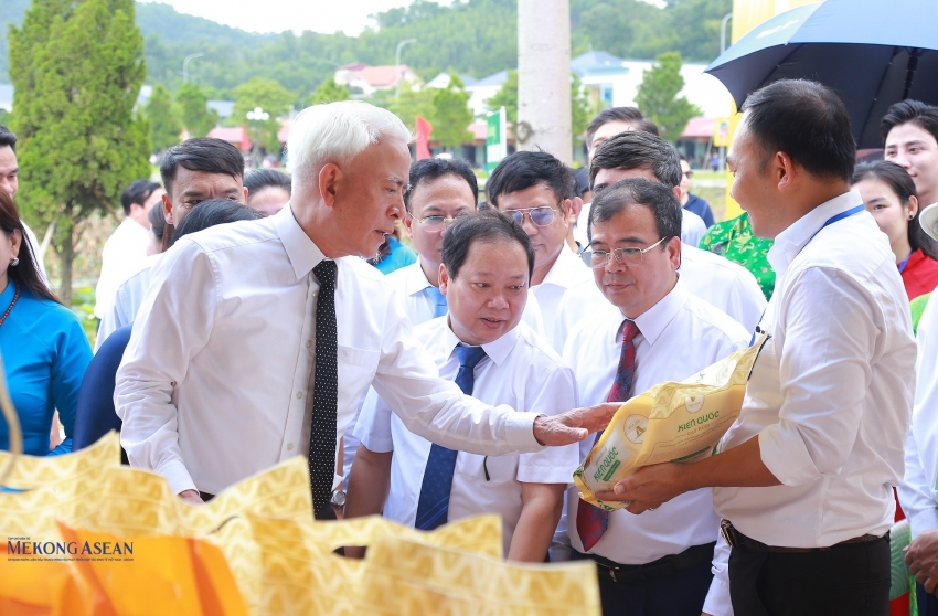 Tưng bừng khai mạc tuần du lịch và xúc tiến 555win phien bạn Chính Thức ở đền Kiếp Bạc