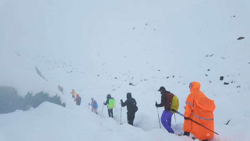 Gần 1.000 người mắc kẹt trên núi Everest do bão tuyết