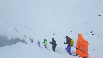Gần 1.000 người mắc kẹt trên núi Everest do bão tuyết