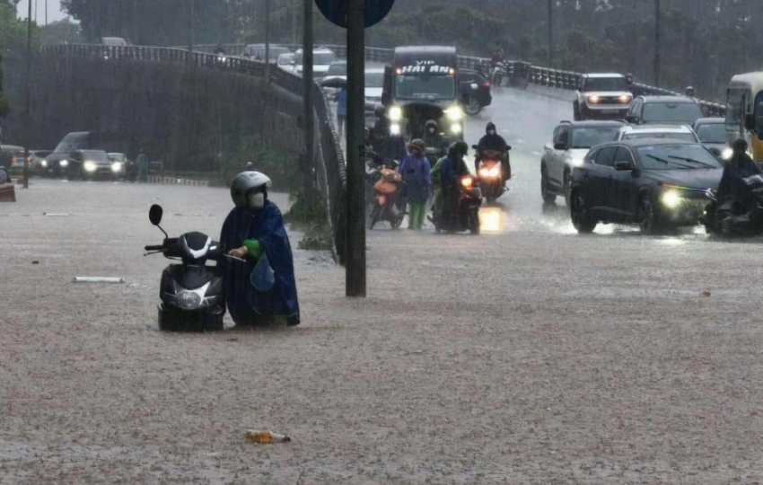 Mưa lớn bao trùm miền Bắc: Hà Nội ngập nặng nhiều nơi