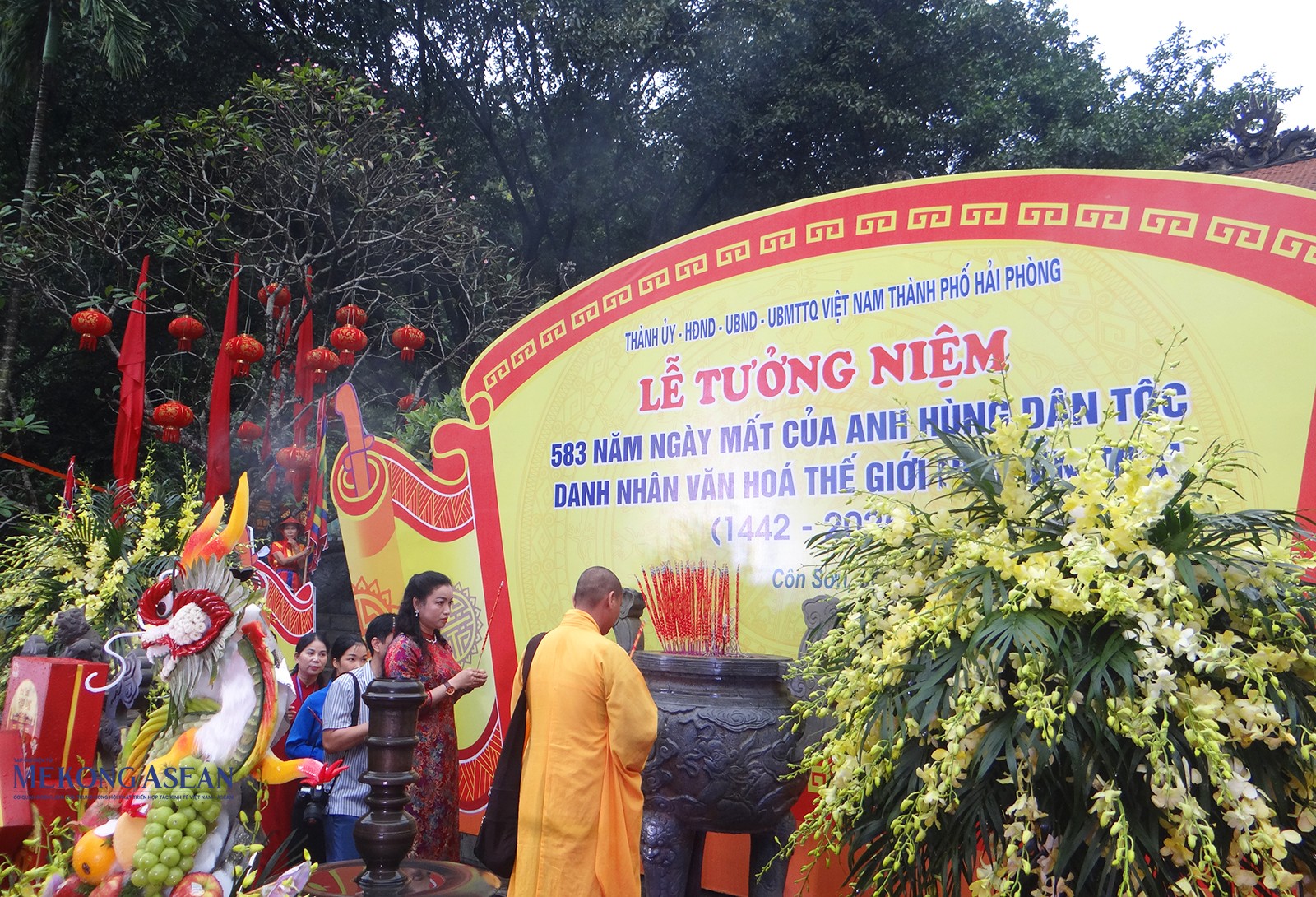 Người dân và du khách thành kính dâng hương. Ảnh: Phùng Nguyện/555win Login.