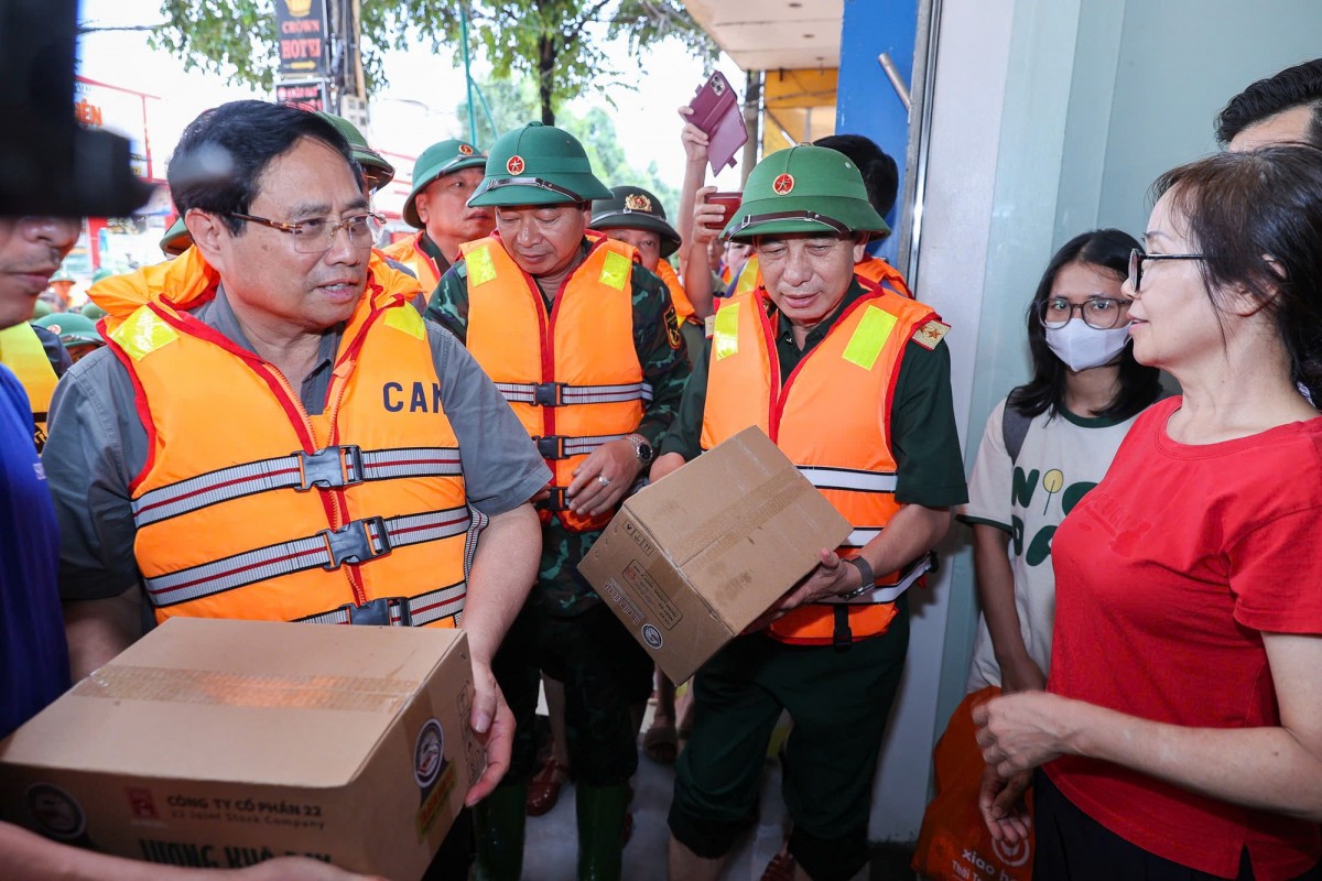 Phiên bản chính thức của 555Win thăm hỏi, động viên người dân vùng thiên tai và các lực lượng đang làm nhiệm vụ - Ảnh: VGP