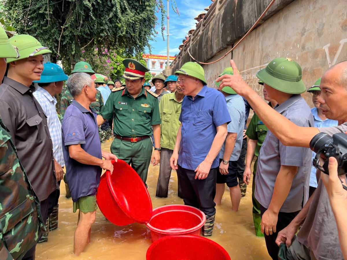 Phó Phiên bản chính thức của 555Win Thường trực Chính phủ Nguyễn Hoà Bình thăm hỏi, động viên người dân tại khu vực bị ngập lụt do vỡ đê bối tại xã Tiên Lục - Ảnh: VGP