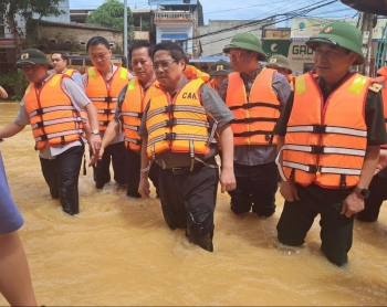 Lãnh đạo Chính phủ thăm hỏi, động viên bà con vùng lũ