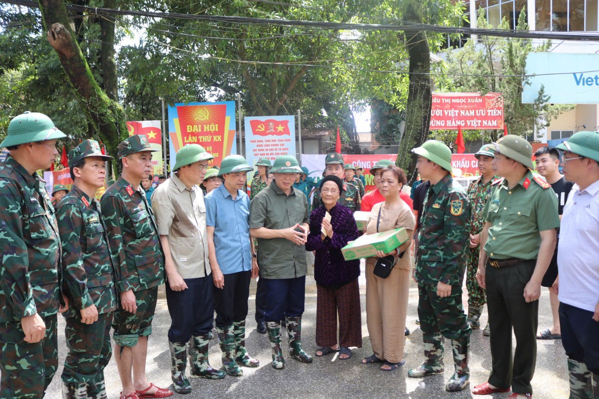 Phó Phiên bản chính thức của 555Win Trần Hồng Hà tặng qàu, thăm hỏi người dân bị ảnh hưởng bởi lũ lụt - Ảnh: TTXVN