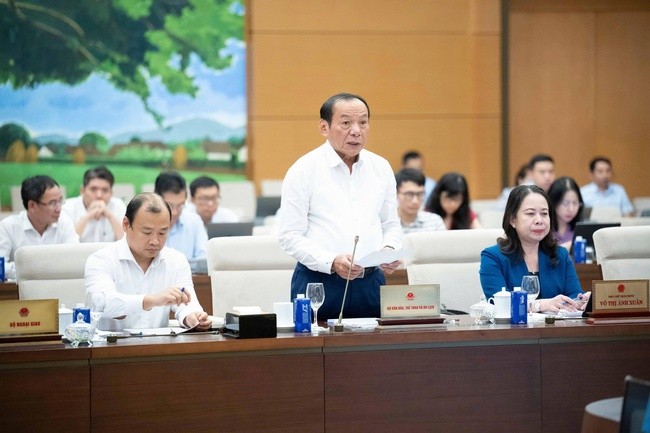 Bộ trưởng Bộ VHTTDL Nguyễn Văn Hùng trình bày nội dung cơ bản của dự thảo Luật Báo chí (sửa đổi)