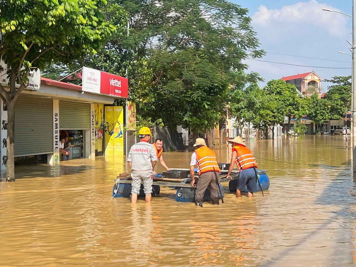 Viettel Construction: Giữ vững 'mạch máu thông tin' giữa lòng bão lũ