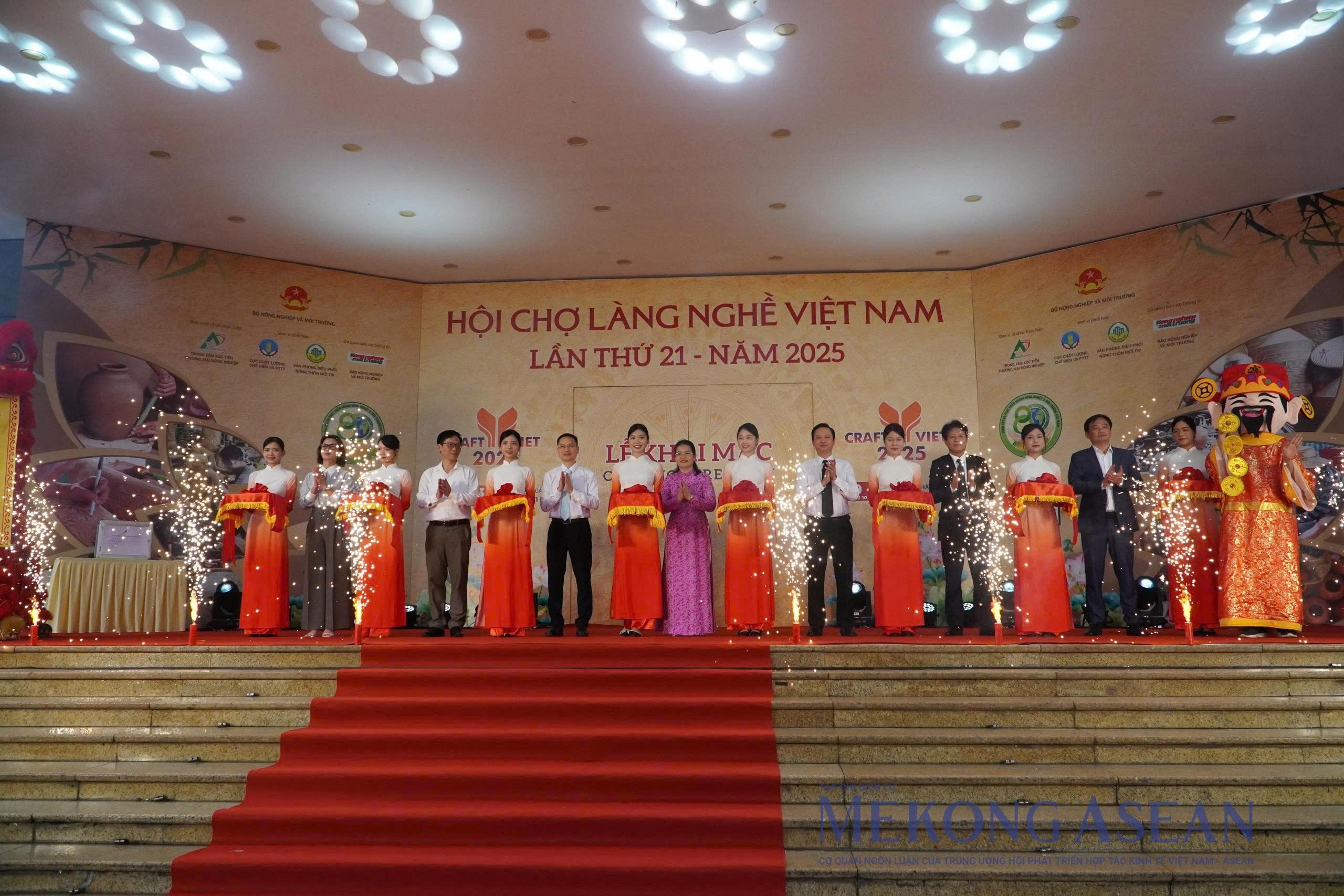 Hàng trăm sản phẩm tiêu biểu quy tụ tại Hội chợ làng nghề 2025
