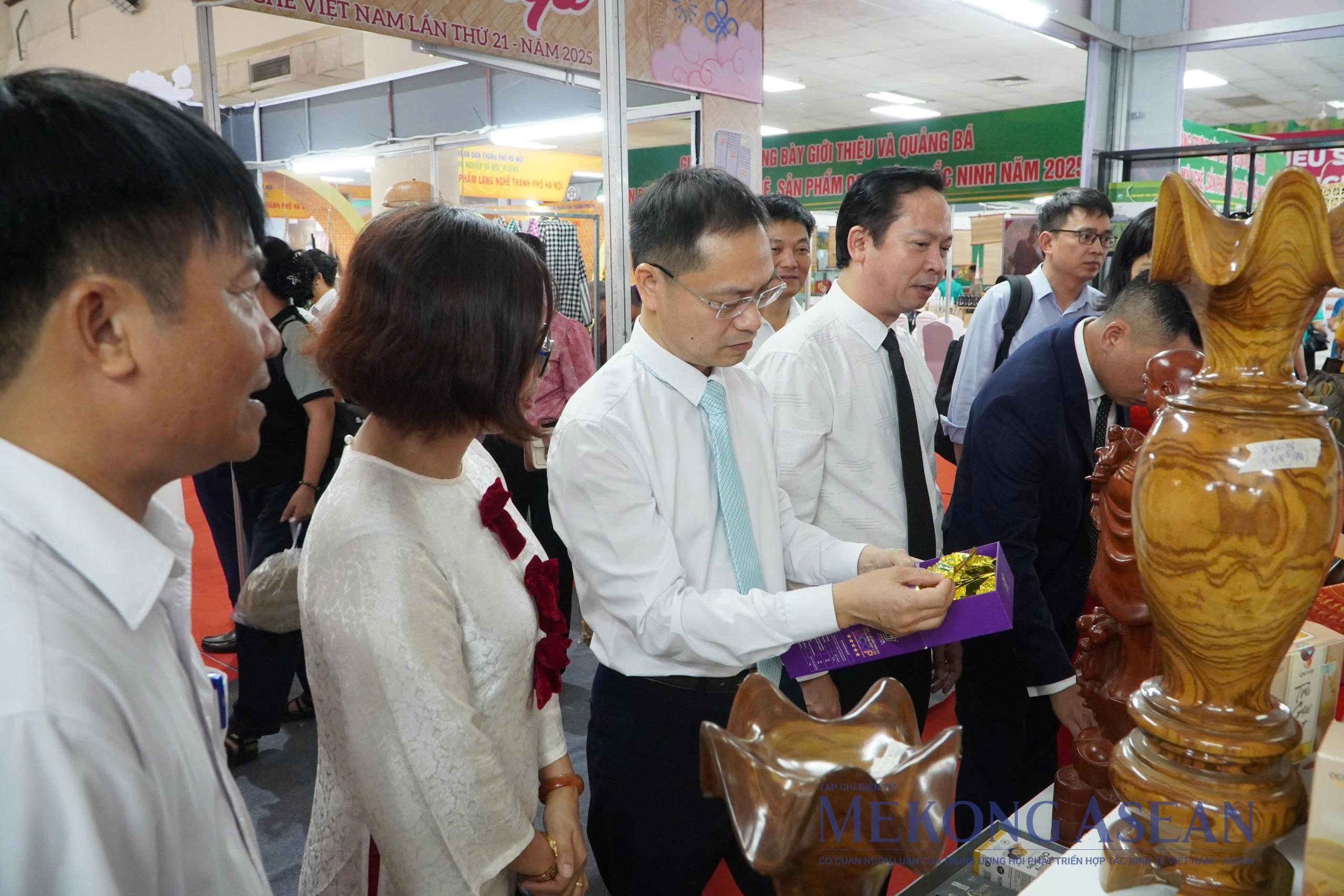 Hàng trăm sản phẩm tiêu biểu quy tụ tại Hội chợ làng nghề 2025
