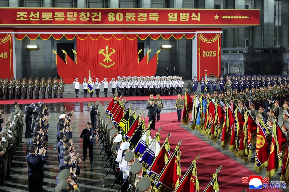 Ông Kim Jong Un duyệt đội danh dự Quân đội Nhân dân Triều Tiên và cờ hiệu của các đơn vị hợp thành các cấp. Ảnh: KCNA