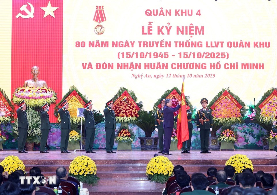 'Quân khu 4 luôn là lực lượng chính trị tin cậy, lực lượng chiến đấu trung thành'
