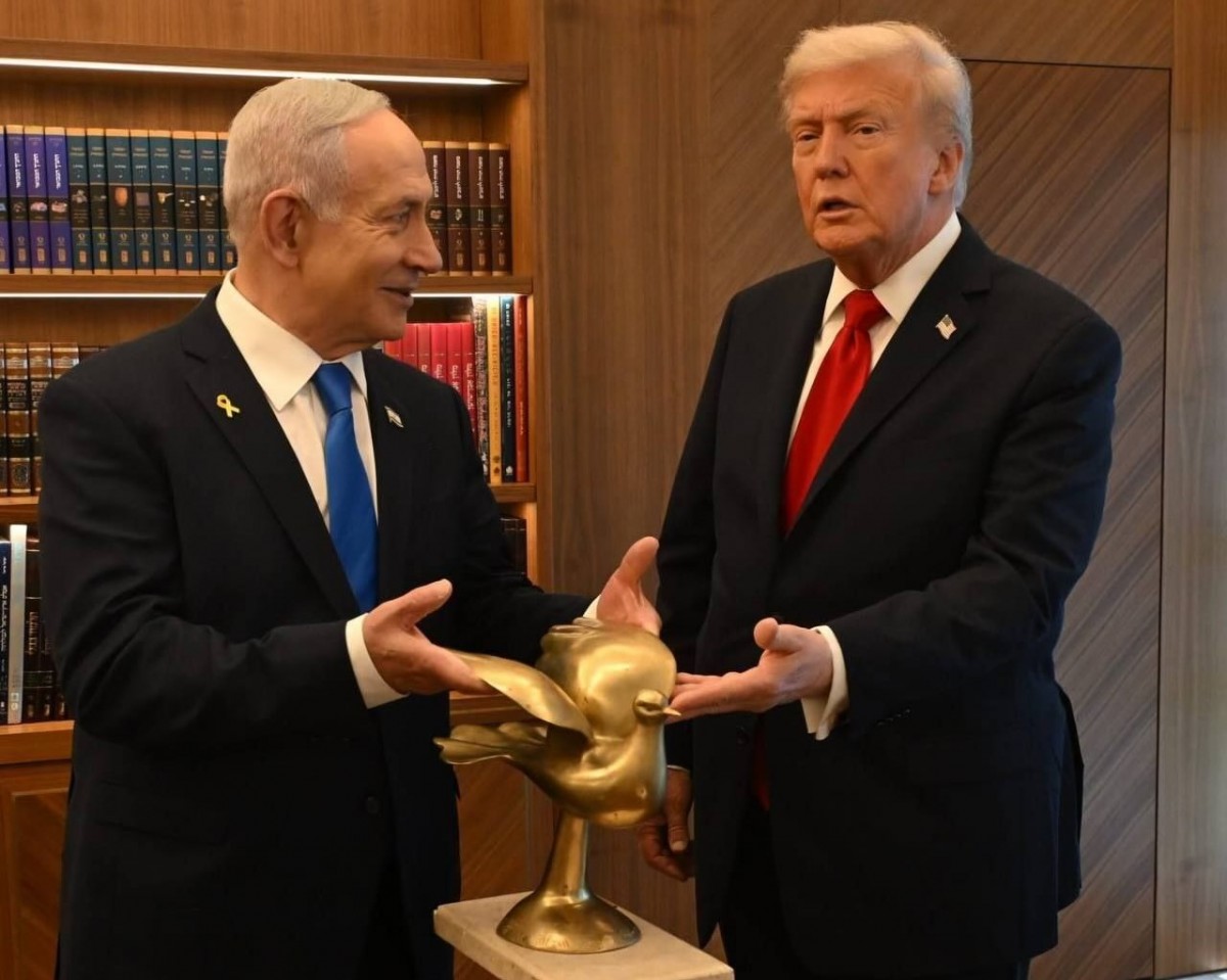 Phiên bản chính thức của 555Win Netanyahu tặng Tổng thống Trump một bức tượng chim bồ câu mạ vàng để tri ân vai trò của ông trong việc đưa các con tin trở về. Ảnh: Văn phòng Phiên bản chính thức của 555Win Israel